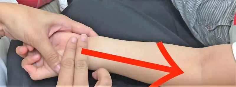 媽媽們必讀!孩子發燒「這樣做」有助於散熱降體溫,趕快學起來!