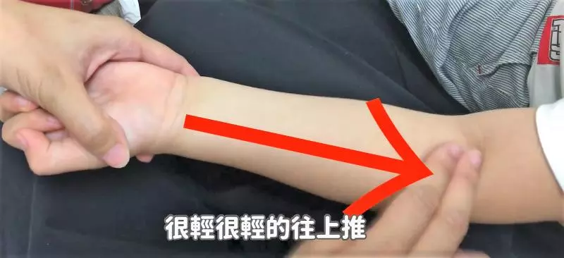 媽媽們必讀!孩子發燒「這樣做」有助於散熱降體溫,趕快學起來!