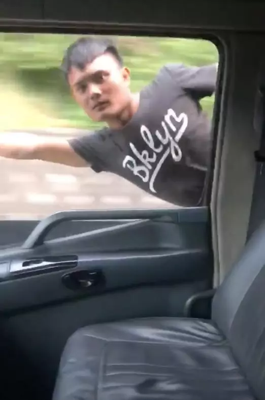 「要買東西嗎?」男子扮超人飛卡車外,司機魔性笑聲讓人無限循環播放!