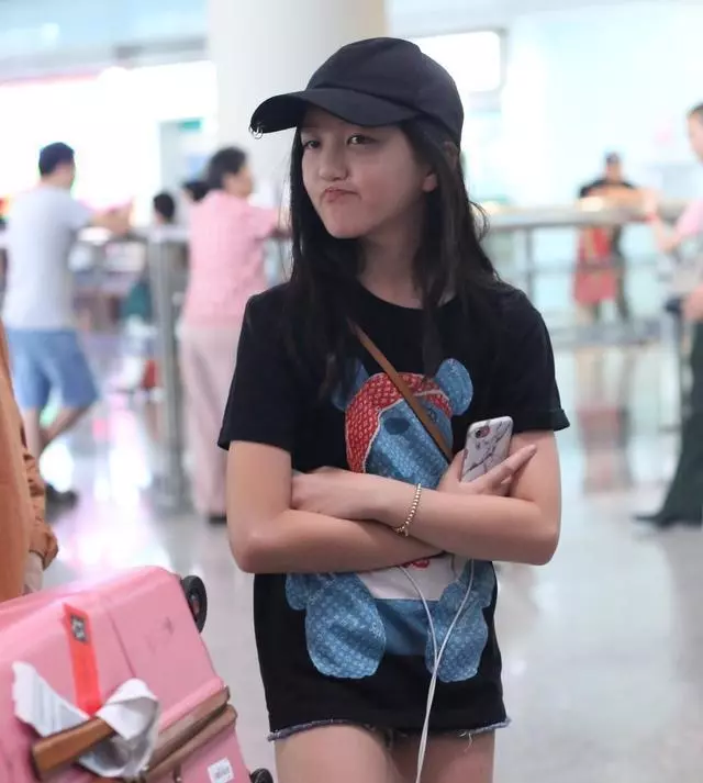李嫣經過3次手術後,嘴唇恢復,李亞鵬開心分享李嫣最新正面照!