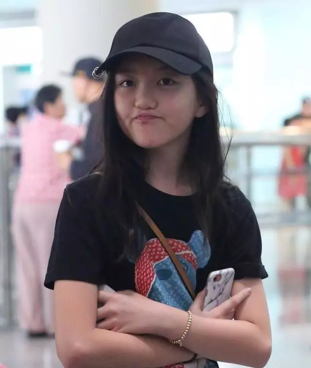 李嫣經過3次手術後,嘴唇恢復,李亞鵬開心分享李嫣最新正面照!