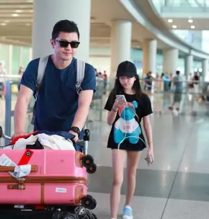 李嫣經過3次手術後,嘴唇恢復,李亞鵬開心分享李嫣最新正面照!