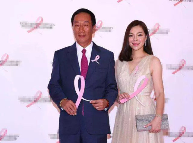 68歲郭台銘與小24歲嬌妻同框, 一個老當益壯,一個面色紅潤 ,網友:真是羨煞我已!