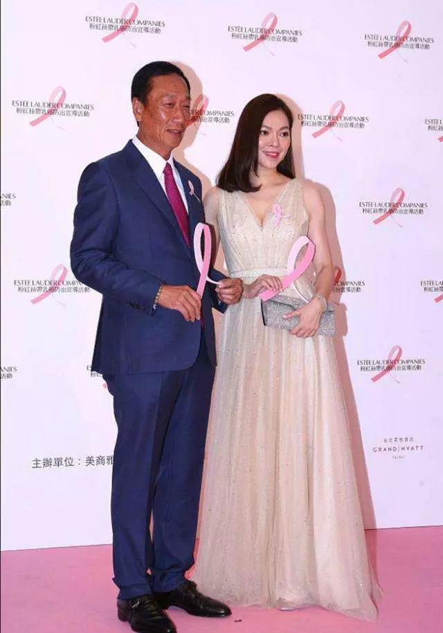 68歲郭台銘與小24歲嬌妻同框, 一個老當益壯,一個面色紅潤 ,網友:真是羨煞我已!