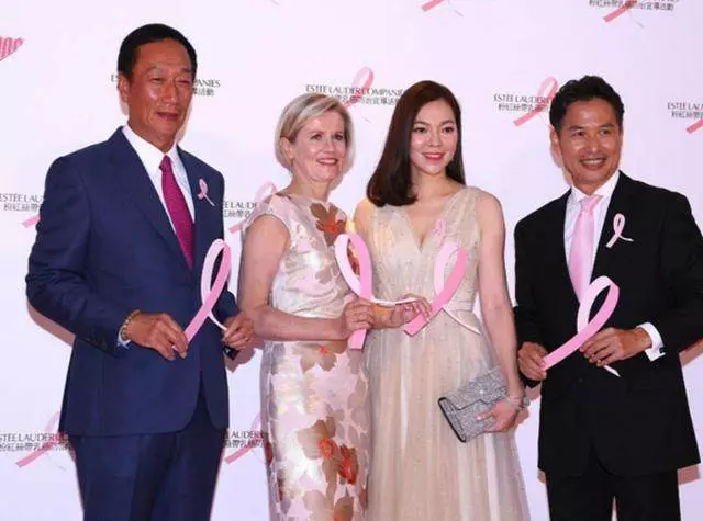 68歲郭台銘與小24歲嬌妻同框, 一個老當益壯,一個面色紅潤 ,網友:真是羨煞我已!