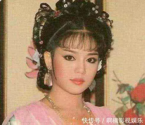 她讓11歲的兒子捧自己的胸睡覺,今自食其果,兒子成了她最大的痛!
