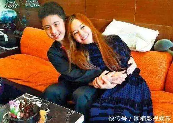她讓11歲的兒子捧自己的胸睡覺,今自食其果,兒子成了她最大的痛!