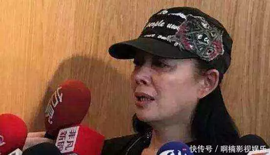 她讓11歲的兒子捧自己的胸睡覺,今自食其果,兒子成了她最大的痛!