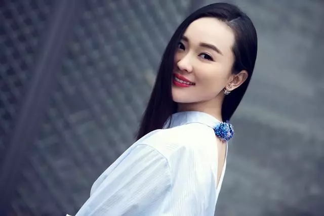 她21歲走紅,32歲未婚先孕,40歲靠兒子一炮而紅,如今成人生贏家!
