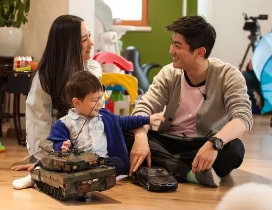 她21歲走紅,32歲未婚先孕,40歲靠兒子一炮而紅,如今成人生贏家!