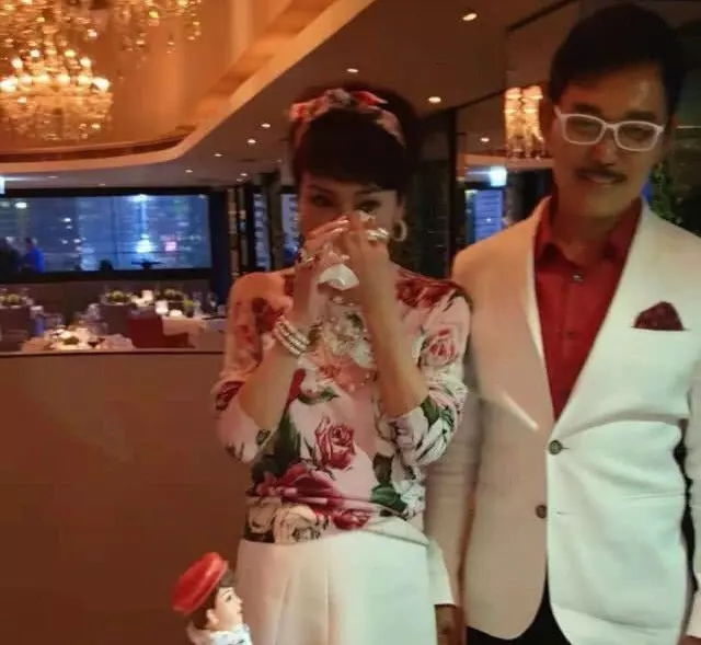 謝霆鋒媽媽舉辦67歲生日派對,前夫、兒子、女兒、孫子一個都沒來!
