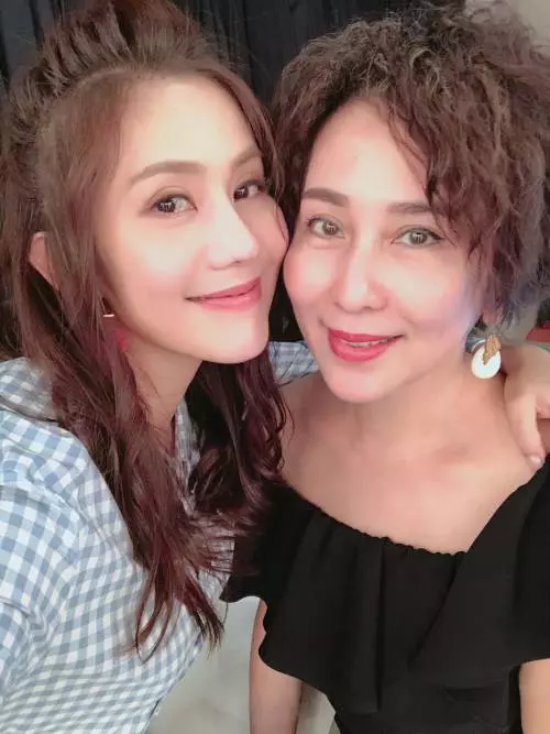 媽媽遭爸爸家暴哭不停,王宇婕卻「裝睡當沒聽到」 !