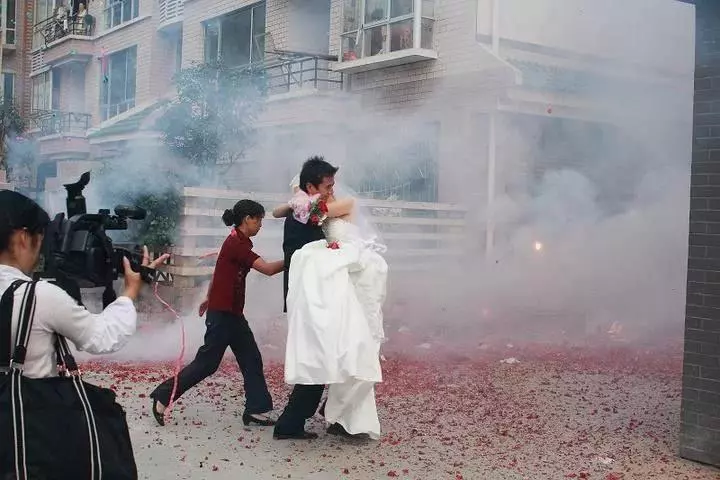 新婚夜婆婆喊走老公我獨守空房,隔天我爸媽討公道,一進門全傻了!
