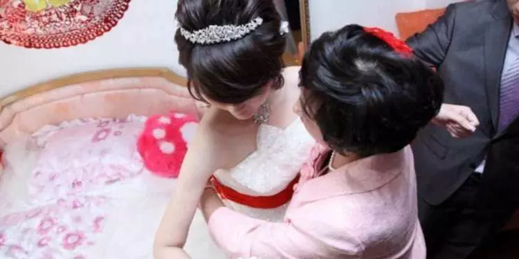 新婚夜婆婆讓兒媳退還彩禮,老公動手打她,隔天兒媳笑了婆婆哭了