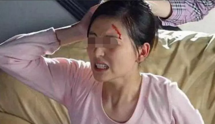 新婚夜婆婆讓兒媳退還彩禮,老公動手打她,隔天兒媳笑了婆婆哭了