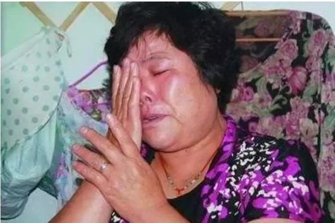 新婚夜婆婆讓兒媳退還彩禮,老公動手打她,隔天兒媳笑了婆婆哭了