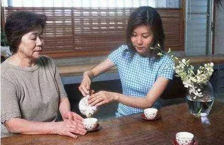 新婚夜,婆婆叫兒媳退還20萬彩禮,兒媳亮出一張單子,婆婆愣了