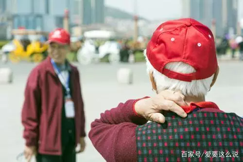 婆婆旅遊半個月,我在公公房間看到一條領帶,公公悄悄給我十萬