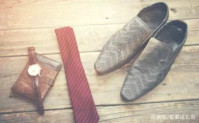 婆婆旅遊半個月,我在公公房間看到一條領帶,公公悄悄給我十萬