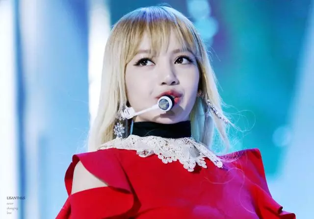 BLACKPINK成員LISA,在軍營中收到智秀的手寫信,痛哭流淚!