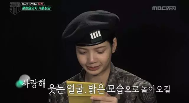 BLACKPINK成員LISA,在軍營中收到智秀的手寫信,痛哭流淚!
