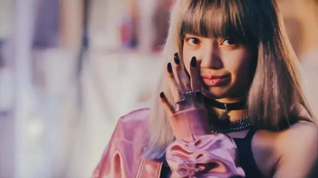 BLACKPINK成員LISA,在軍營中收到智秀的手寫信,痛哭流淚!