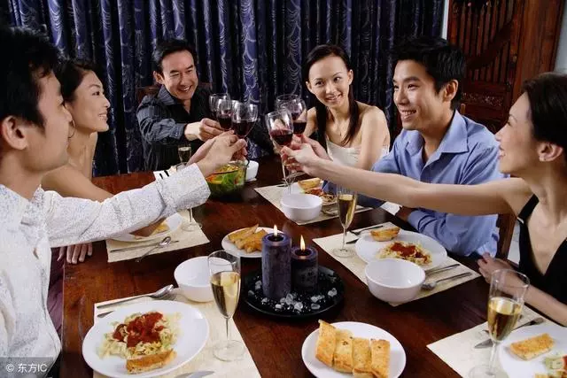 婚後五年我才懷孕,寒酸婆婆去我公司大鬧,最終我只得向公司辭職