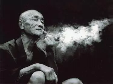 6個兒子都不伺候老人,大兒媳送飯見公公哆嗦,揭開被子她紅了眼
