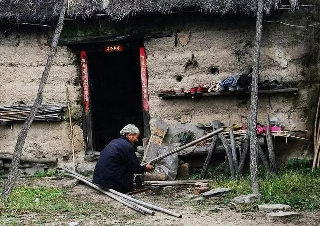 6個兒子都不伺候老人,大兒媳送飯見公公哆嗦,揭開被子她紅了眼