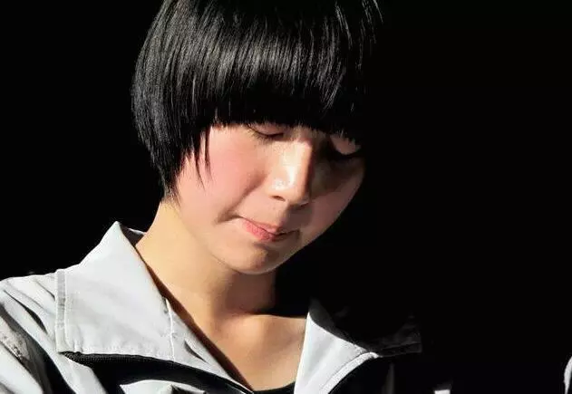 6個兒子都不伺候老人,大兒媳送飯見公公哆嗦,揭開被子她紅了眼