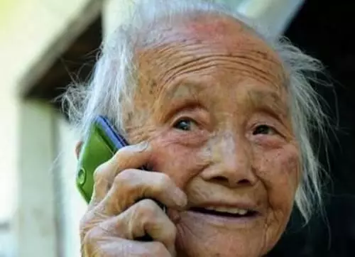 母親打電話說想吃餃子,大女兒不予理會,小女兒的做法讓母親感動