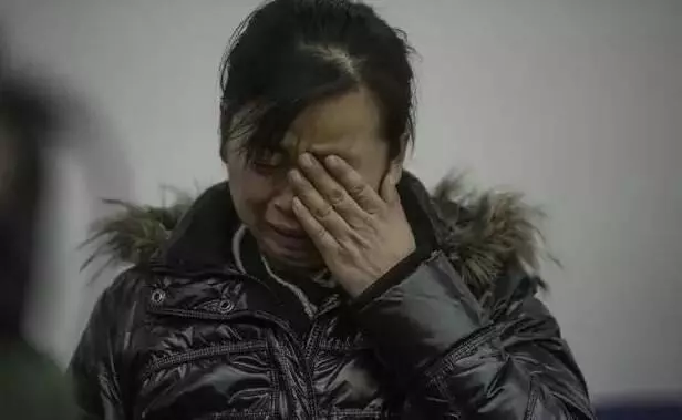 母親打電話說想吃餃子,大女兒不予理會,小女兒的做法讓母親感動