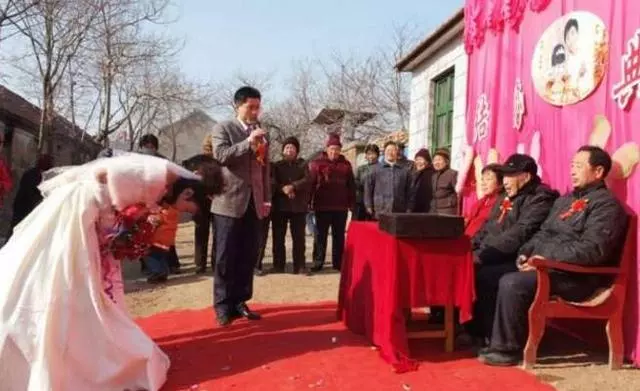 婆婆給女孩6萬改口費,拆開後他喊婆婆阿姨,兒子的話讓婆婆心痛