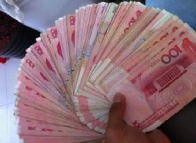 婆婆給女孩6萬改口費,拆開後他喊婆婆阿姨,兒子的話讓婆婆心痛