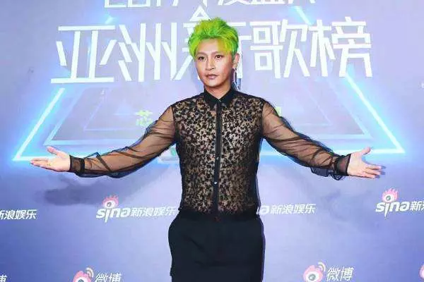 又出來辣眼睛?年近50的陳志朋為北京時裝周走秀,回應俺很快樂