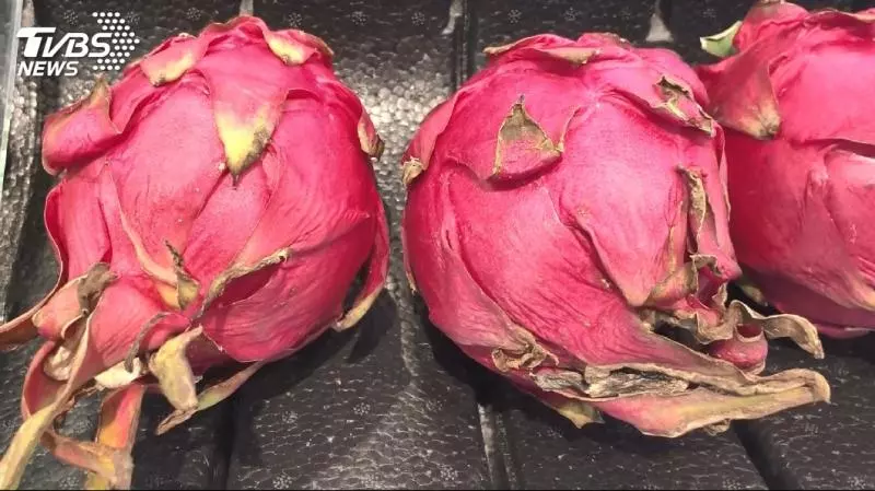 寶寶獨自吃火龍果 母看傻眼:以為命案現場