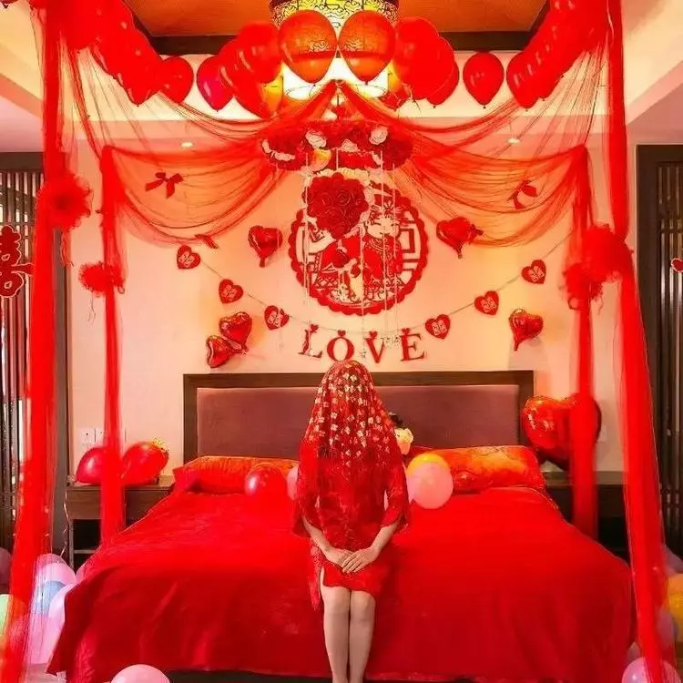新婚夜婆婆逼俺交工資卡,3年後她去世,俺查完餘額,撬開她木棺