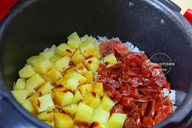 一個電飯鍋搞定一餐,有菜有肉有飯,越嚼越好吃,懶人最愛