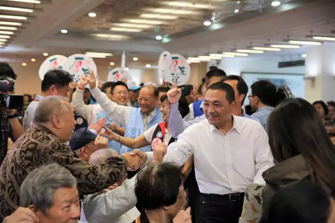 侯友宜三重座談造勢 百位里長到場相挺