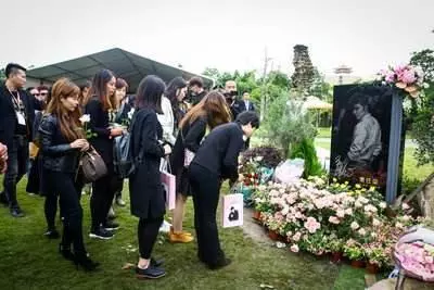 英年早逝的明星墓地,喬任梁一年四季鮮花不斷,她與父親葬在一起