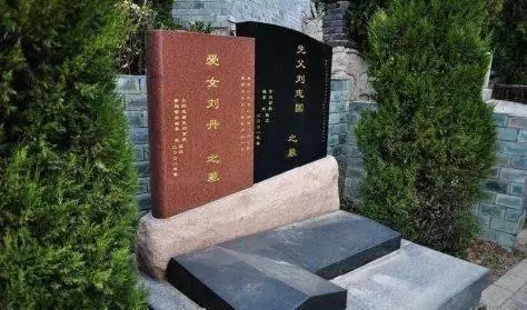 英年早逝的明星墓地,喬任梁一年四季鮮花不斷,她與父親葬在一起