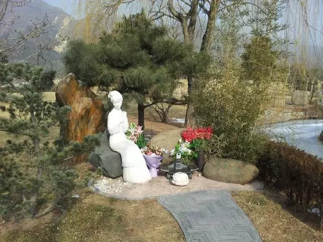 英年早逝的明星墓地,喬任梁一年四季鮮花不斷,她與父親葬在一起