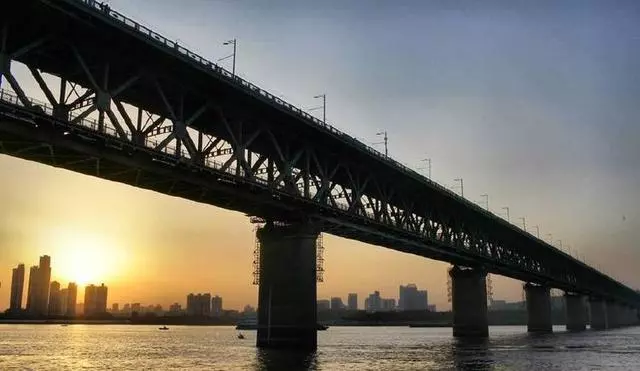 中國造橋技術多先進,日本小伙說道:中國的基礎設施發展速度最快