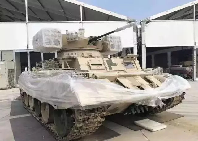 中國59坦克支援車亮相珠海,車頂裝滿飛彈和機炮專打巷戰