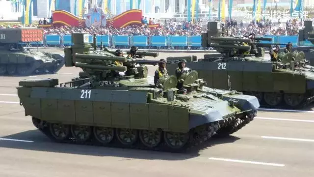中國59坦克支援車亮相珠海,車頂裝滿飛彈和機炮專打巷戰