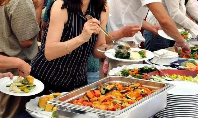 9歲女孩吃自助總是偷偷將食物裝進書包,老闆懷疑跟蹤後,準備了20萬藏進書包
