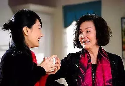 我懷孕,婆婆送我一兜蘋果,我拿給娘家,晚上收到簡訊媽讓我離婚