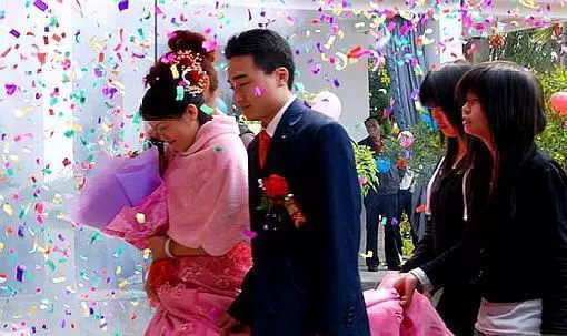 我懷孕,婆婆送我一兜蘋果,我拿給娘家,晚上收到簡訊媽讓我離婚