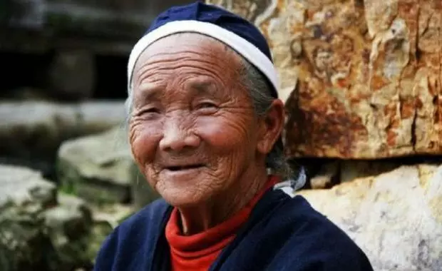 嫌棄奶奶拾荒,孫子結婚不請她,直到奶奶去世,才知她身份不一般