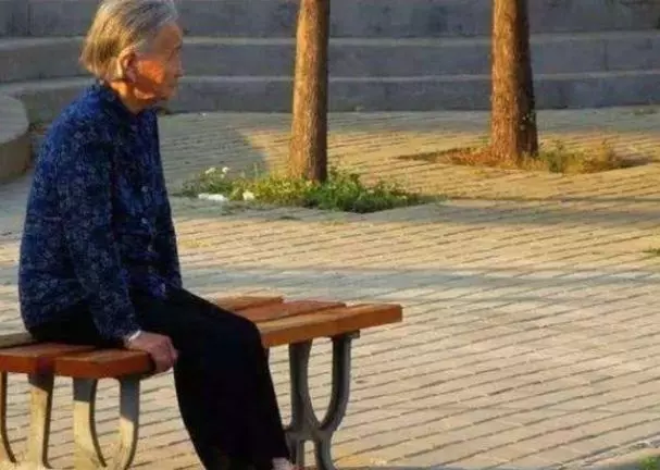 嫌棄奶奶拾荒,孫子結婚不請她,直到奶奶去世,才知她身份不一般